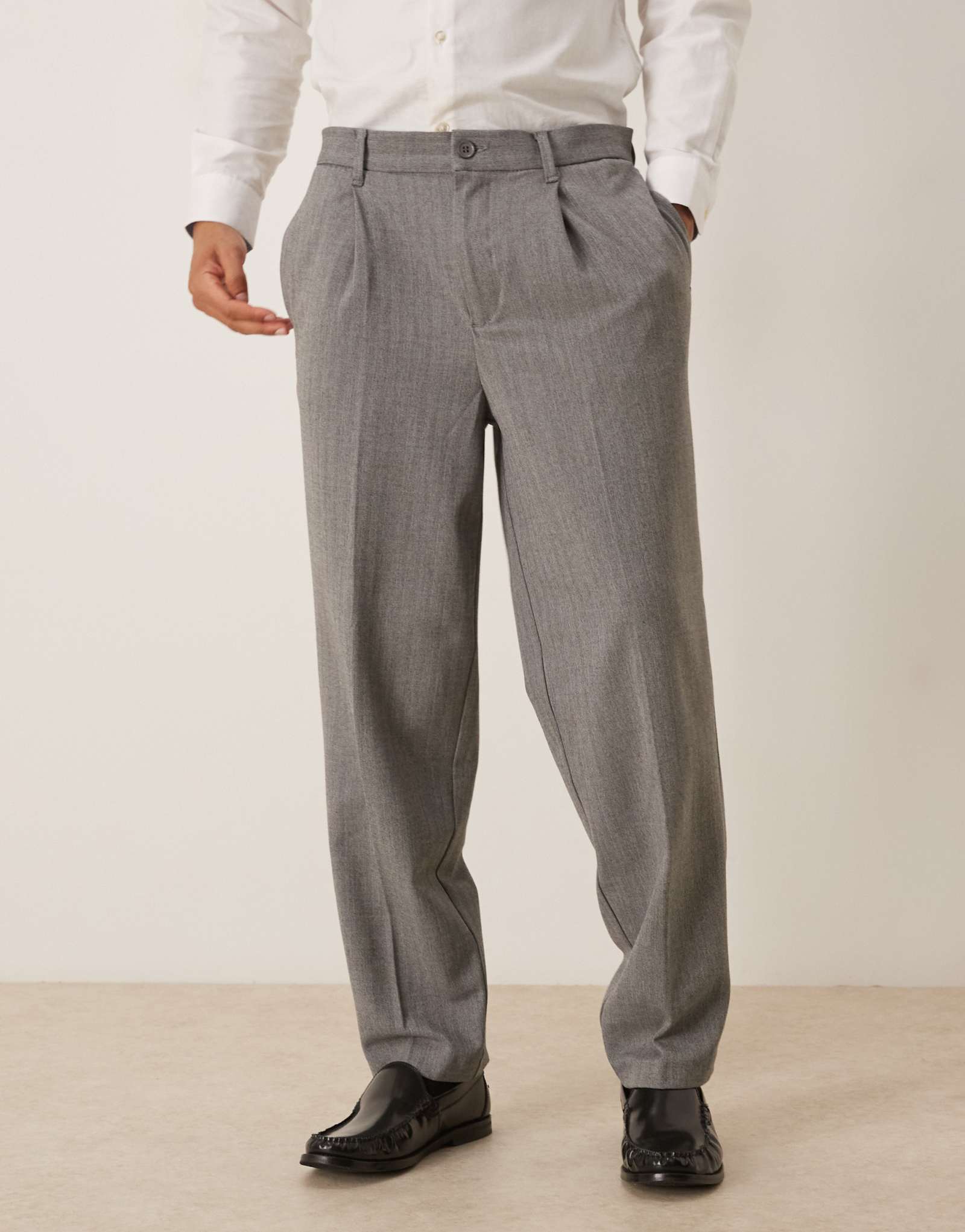 Зауженные шерстяные брюки оверсайз от ASOS DESIGN серого цвета со складками