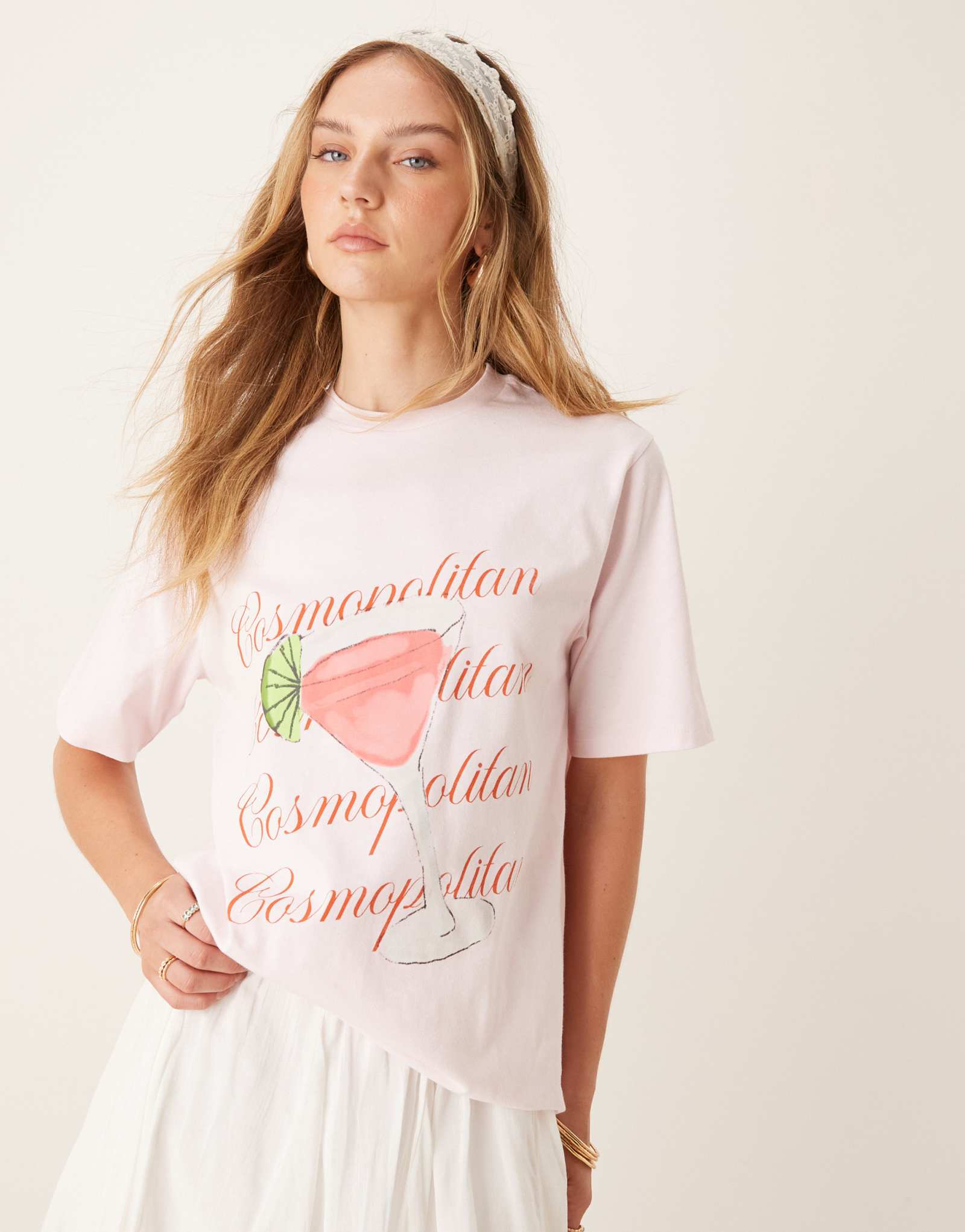 ДИЗАЙНЕРСКАЯ футболка оверсайз от ASOS с космополитичным коктейльным рисунком белого цвета