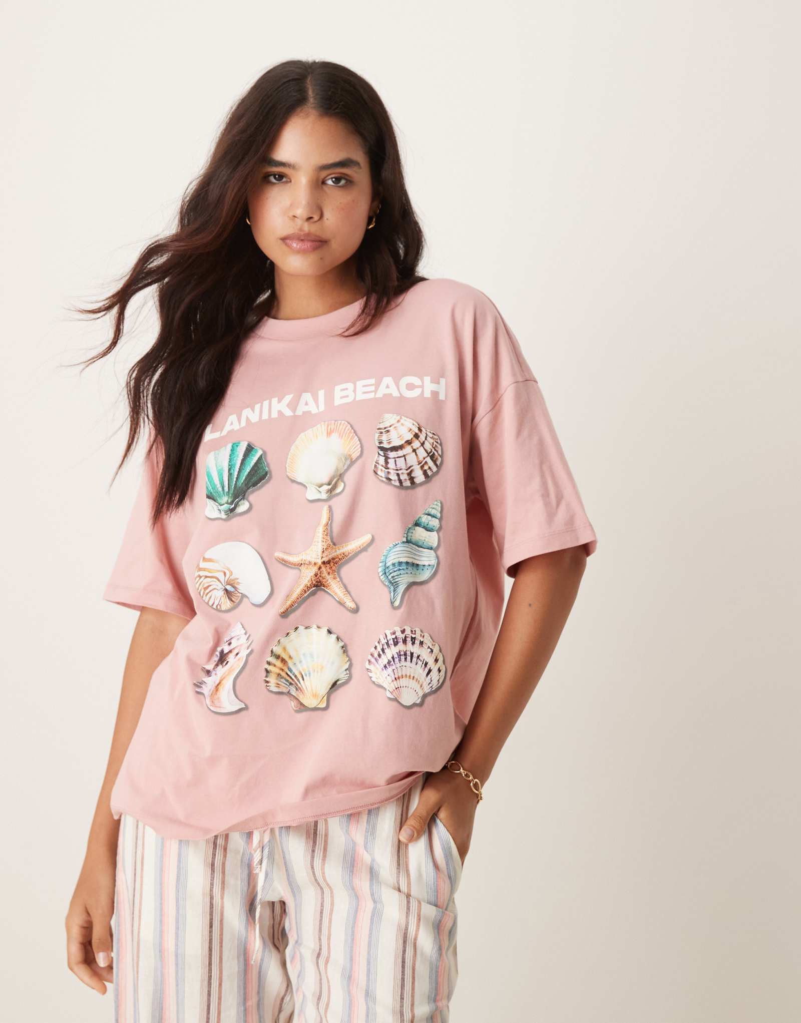 ДИЗАЙНЕРСКАЯ футболка оверсайз от ASOS с рисунком ракушки темно-розового цвета