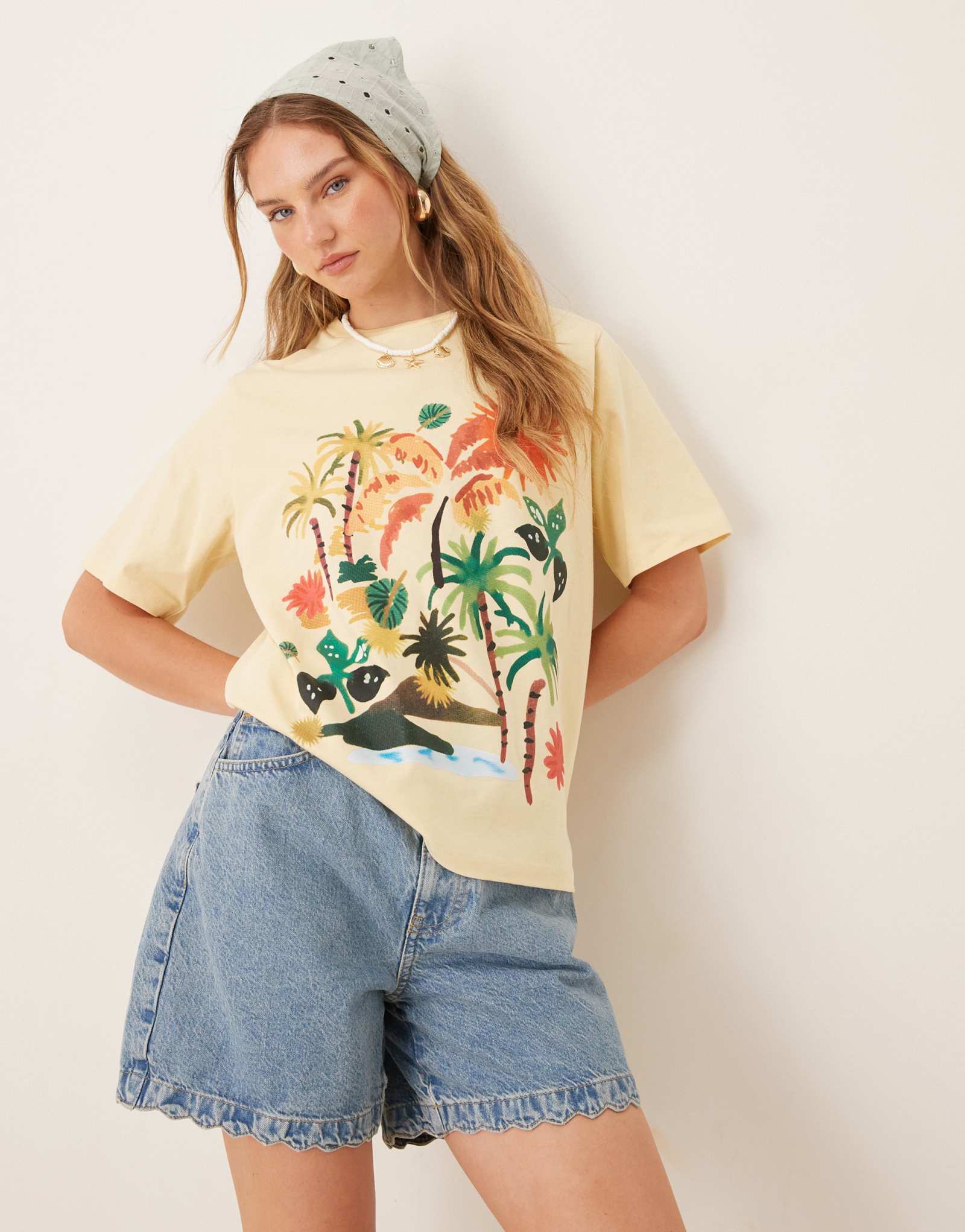 ДИЗАЙНЕРСКАЯ футболка оверсайз от ASOS с живописным изображением пальмы на каникулах в молочном цвете
