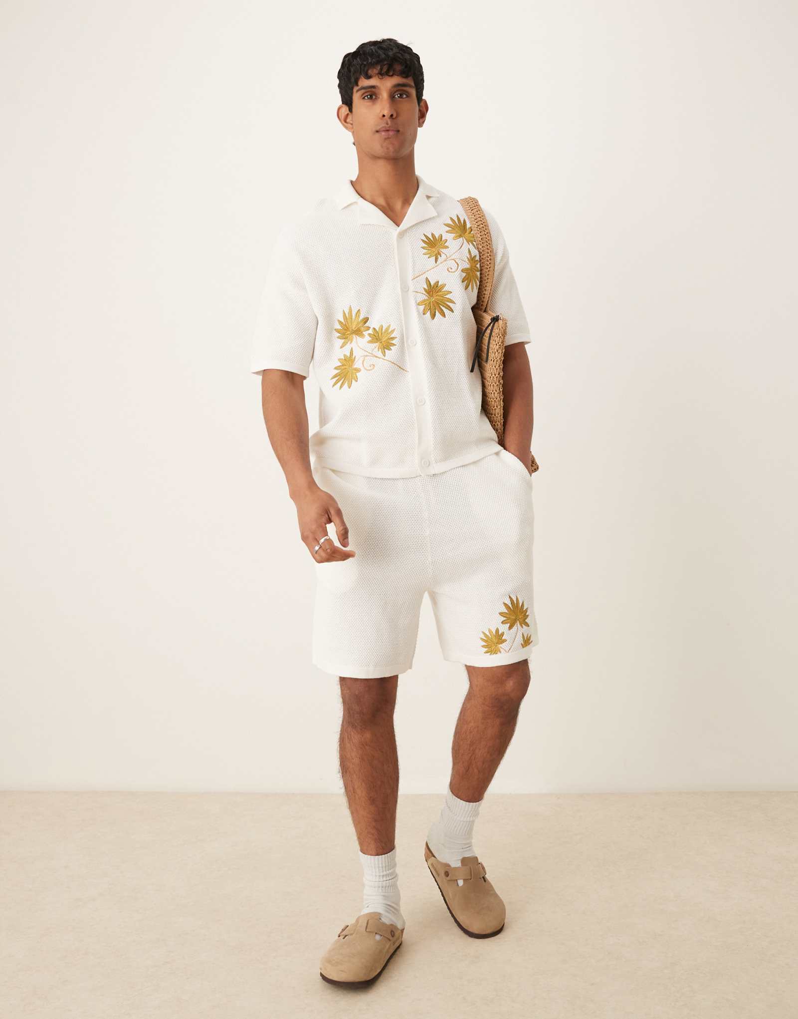 Шорты из текстурированного трикотажа оверсайз от ASOS DESIGN темно-белого цвета - часть комплекта