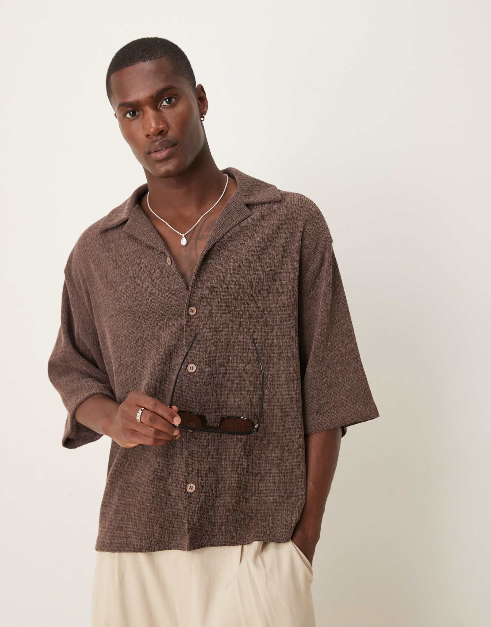 ДИЗАЙНЕРСКАЯ текстурированная рубашка оверсайз от ASOS коричневого цвета