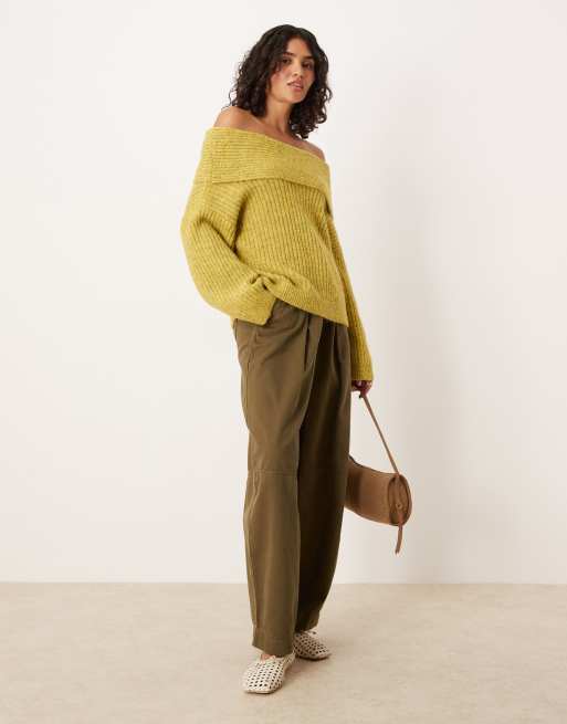 ASOS DESIGN - Oversized trui met blote schouder en wol in olijfgroen, 2 van 4