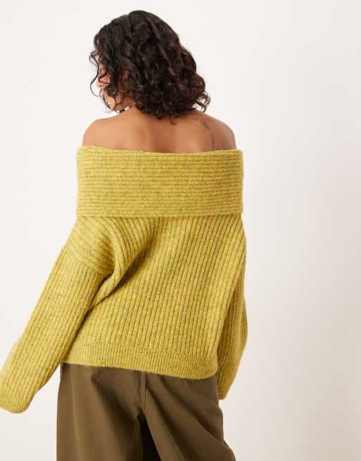 ASOS DESIGN - Oversized trui met blote schouder en wol in olijfgroen, 4 van 4