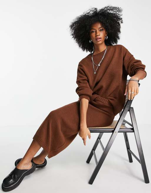 ASOS DESIGN - Co-ord set van oversized trui met ronde hals en gebreide midirok in bruin, 2 van 3