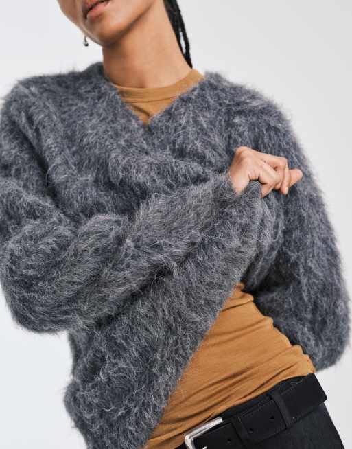 ASOS DESIGN - Oversized trui van geborsteld premium alpacawol met V-hals in antracietgrijs, 3 van 4
