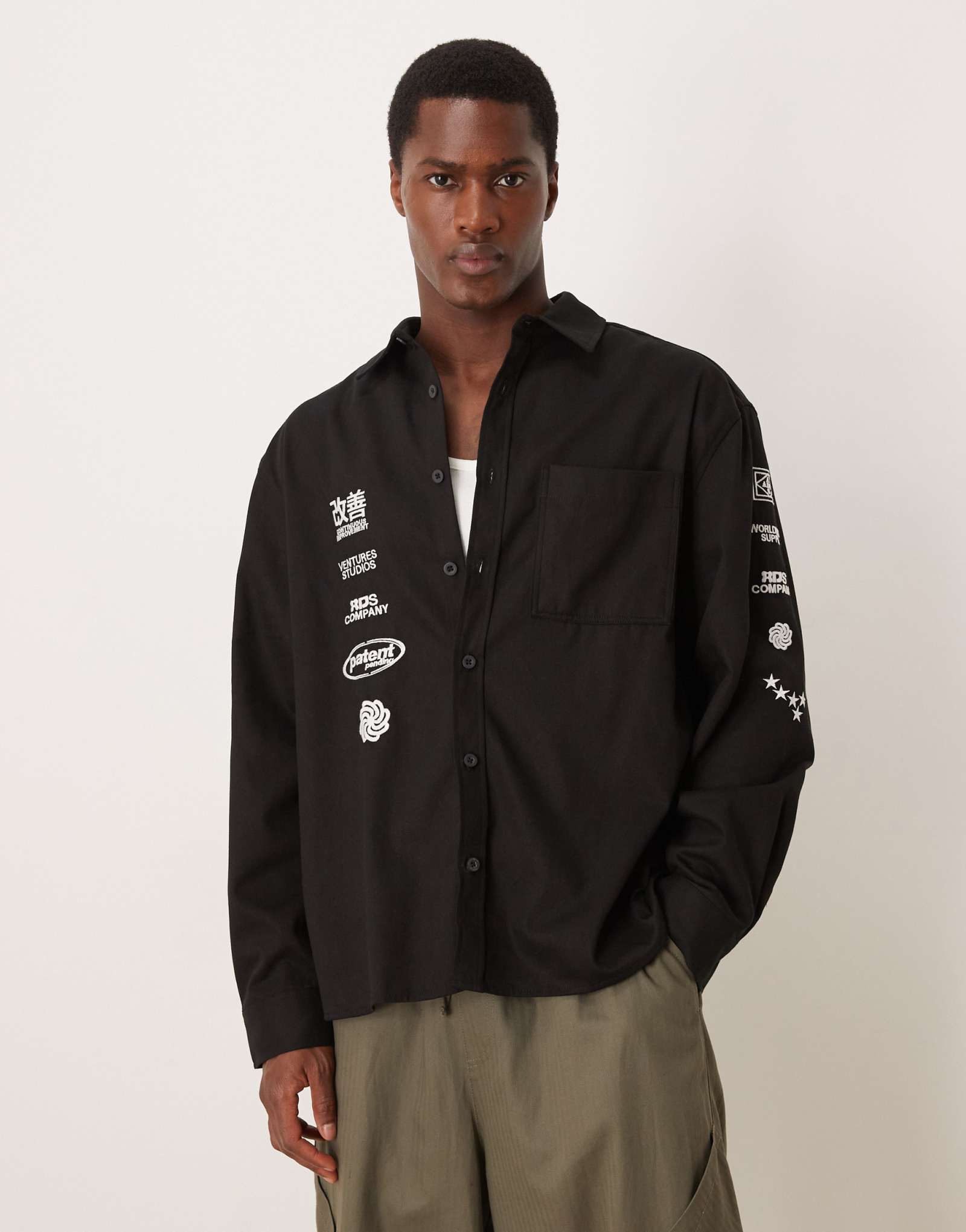 ДИЗАЙНЕРСКАЯ саржевая рубашка оверсайз от ASOS с вышивкой черного цвета