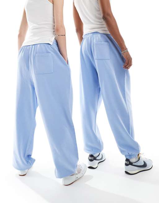 ASOS DESIGN - Oversized uniseks joggingbroek in denim blauw met acid wash, 2 van 4