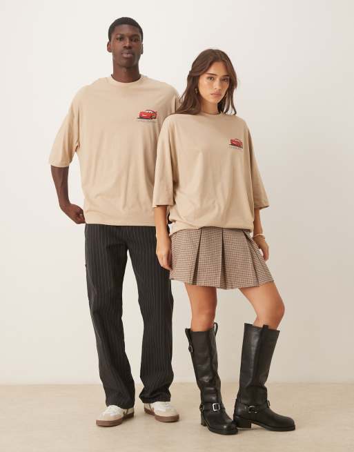 ASOS DESIGN - Oversized uniseks T-shirt met Disney Pixar Lightning McQueen-prints in beige, 4 van 4