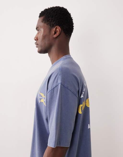 ASOS DESIGN - Oversized uniseks T-shirt met Goodyear-prints in blauw met wassing, 4 van 5