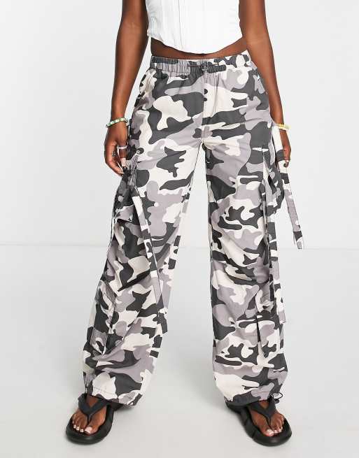 ASOS DESIGN - Oversized utility-combatbroek met camouflageprint in zwart-wit 