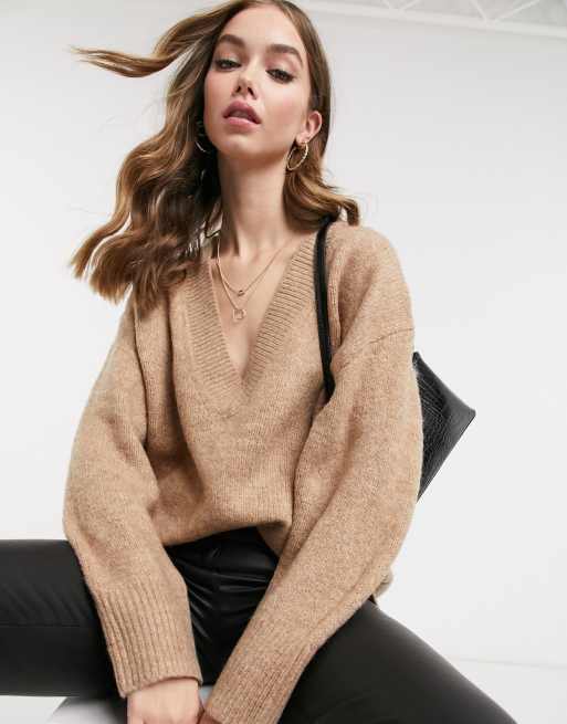 Camel v 2025 neck sweater