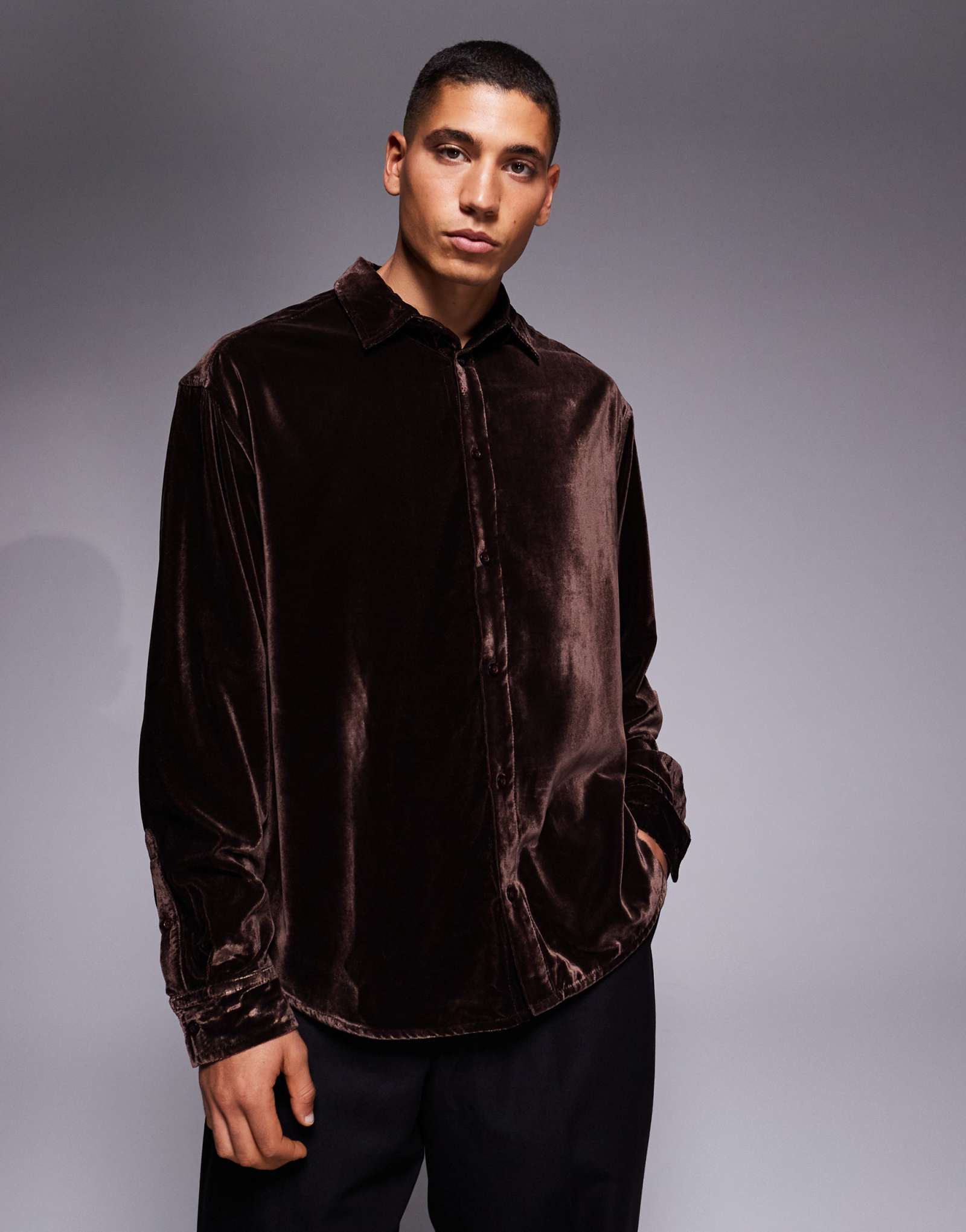 ДИЗАЙНЕРСКАЯ бархатная рубашка оверсайз от ASOS коричневого цвета