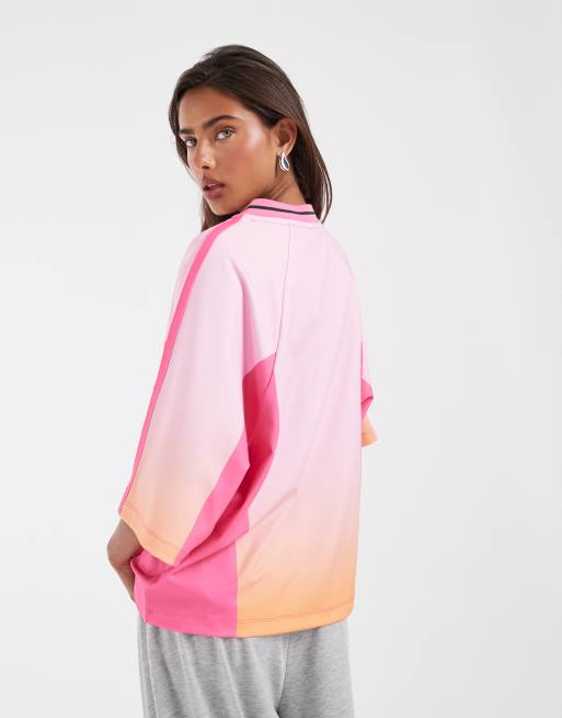 ASOS DESIGN - Oversized voetbalshirt met V-hals in roze en oranje met kleurverloop, 3 van 4