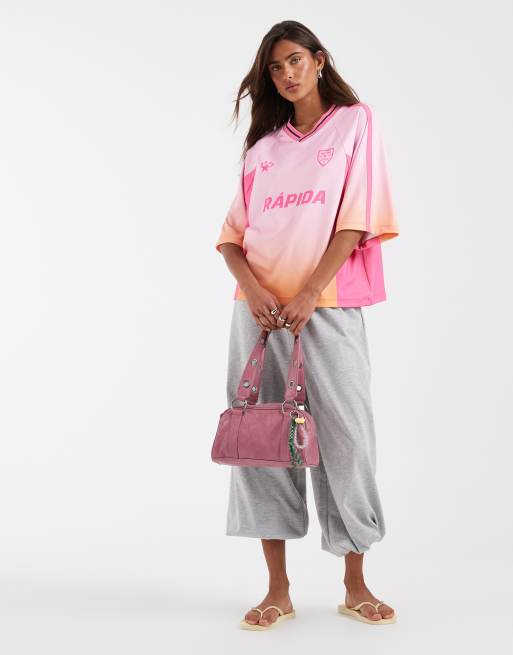 ASOS DESIGN - Oversized voetbalshirt met V-hals in roze en oranje met kleurverloop, 4 van 4