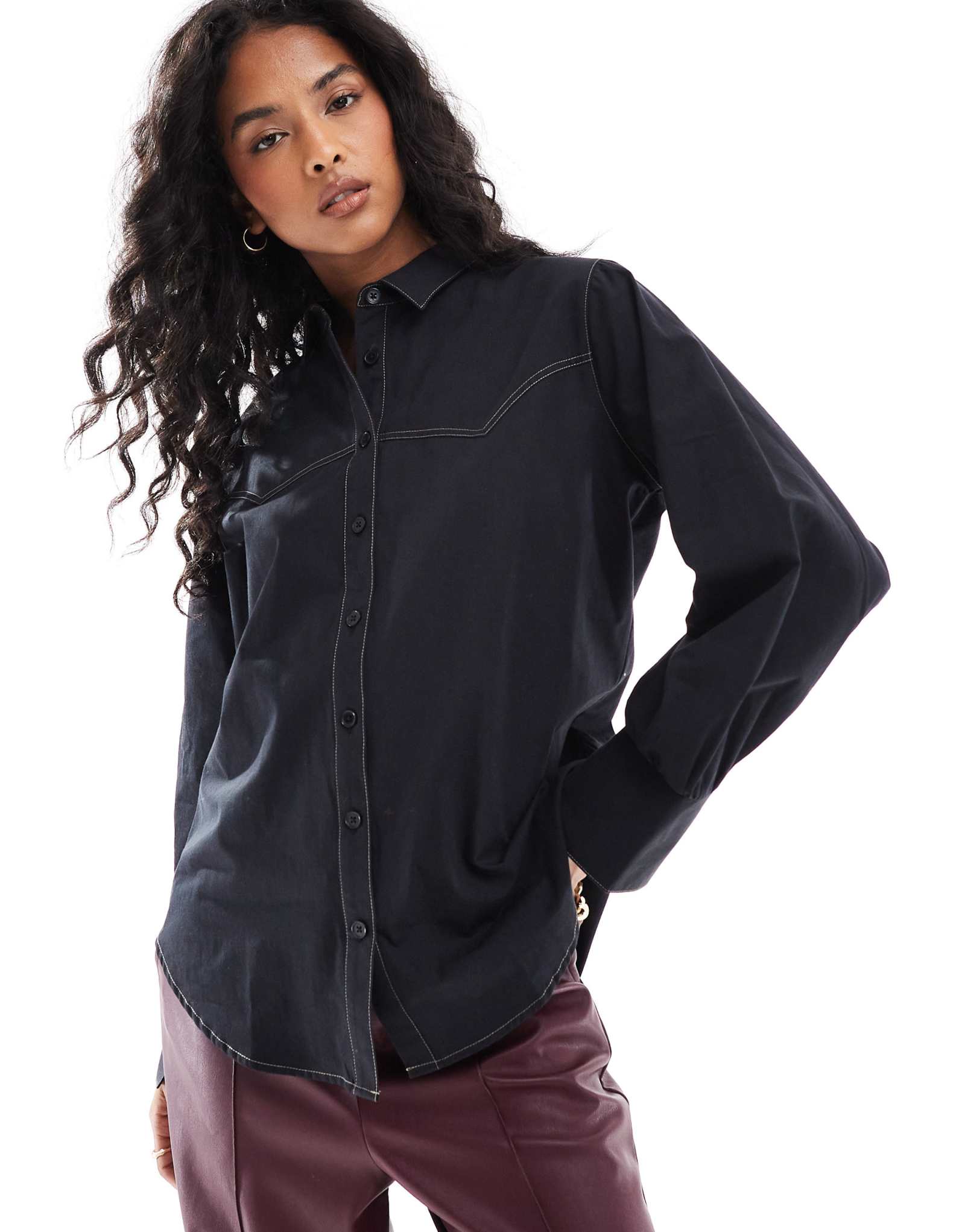 ДИЗАЙНЕРСКАЯ рубашка в западном стиле оверсайз от ASOS с контрастной строчкой черного цвета 5490₽