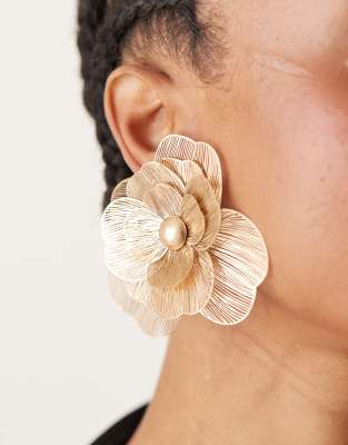 oversized wire floral earrings in gold tone