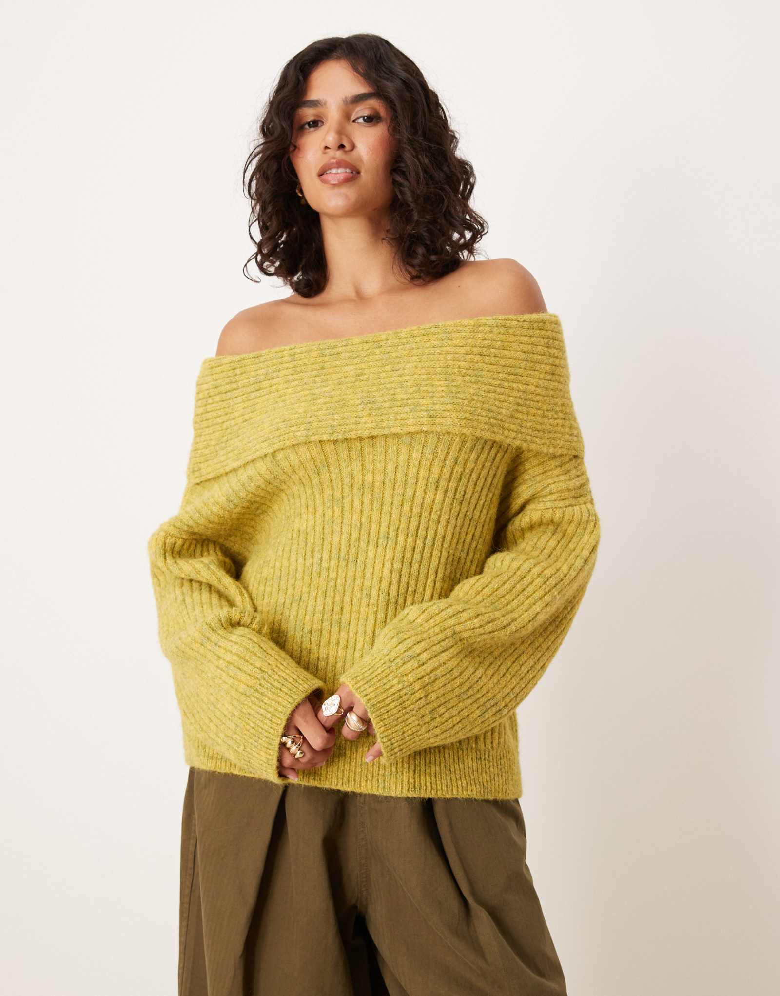 ДИЗАЙНЕРСКИЙ свитер оверсайз из смеси шерсти ASOS с открытыми плечами оливкового цвета