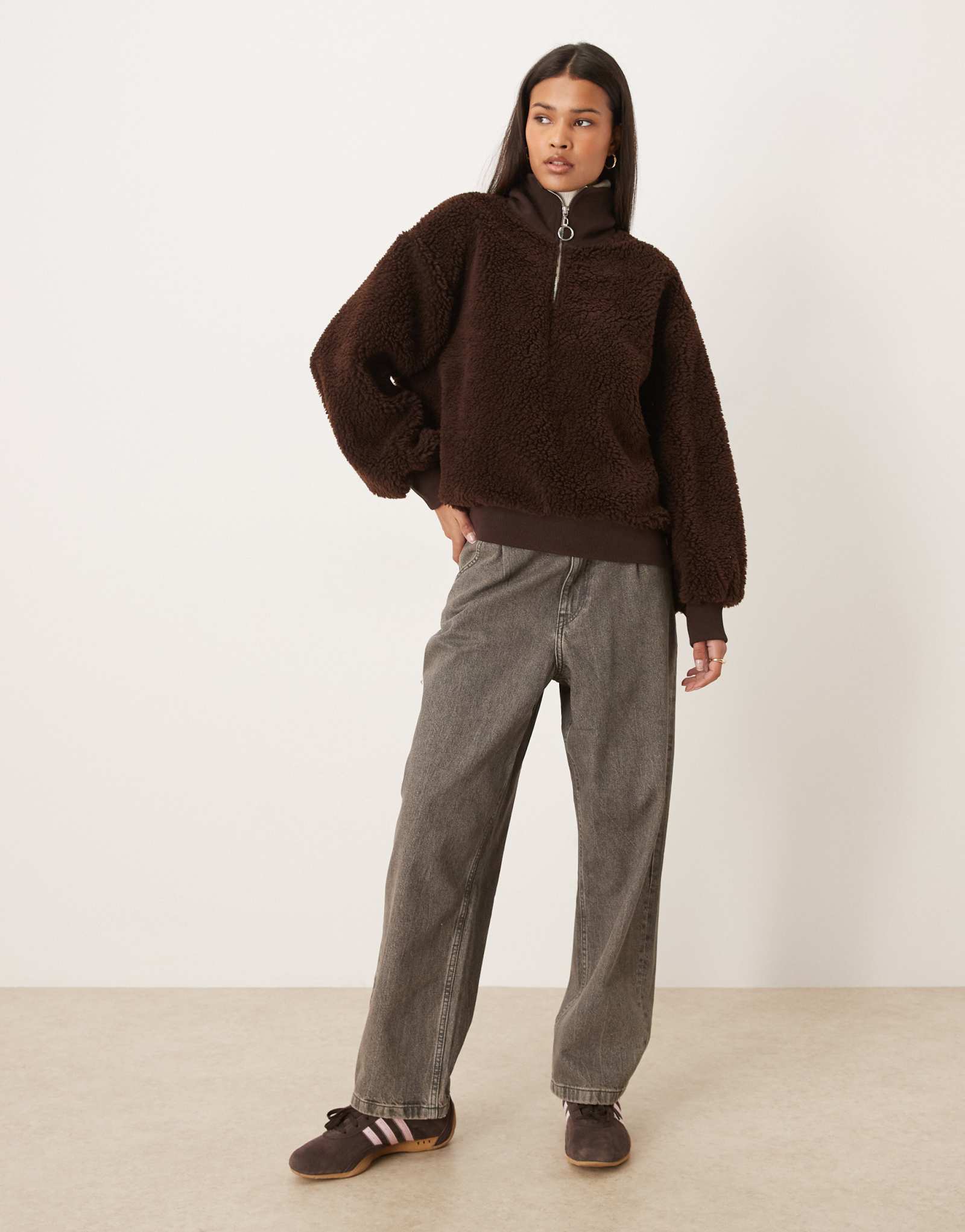 ДИЗАЙНЕРСКИЙ плюшевый топ большого размера ASOS на молнии с высоким воротом шоколадно-коричневого цвета