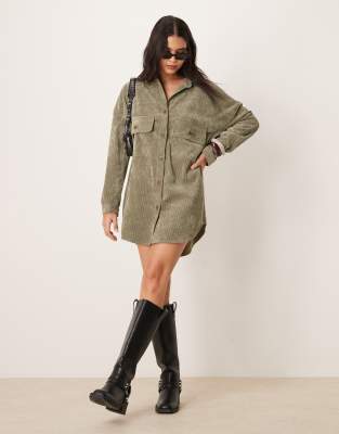 ASOS DESIGN - Oversize-Hemdkleid aus Cord in Khaki-Grün