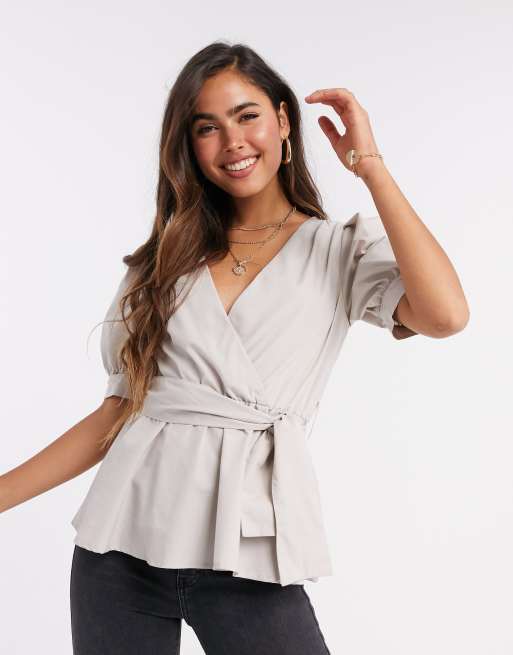 ASOS DESIGN - Overslagtop met korte pofmouwen in kiezelkleur