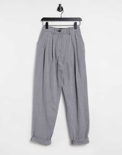 ASOS DESIGN – Ovoid – Karottenhose mit Bundfalten und Hahnentrittmuster in Weiß