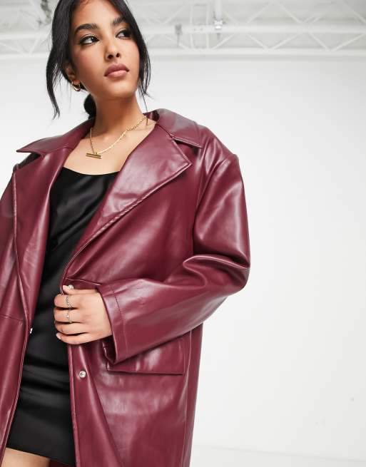 ASOS DESIGN – Oxblodsröd trenchcoat med markerade axlar i läderimitation, 3 av 4