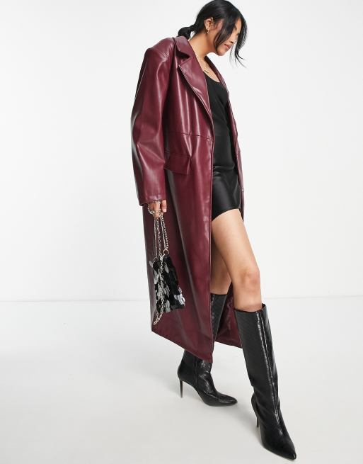 ASOS DESIGN – Oxblodsröd trenchcoat med markerade axlar i läderimitation, 4 av 4