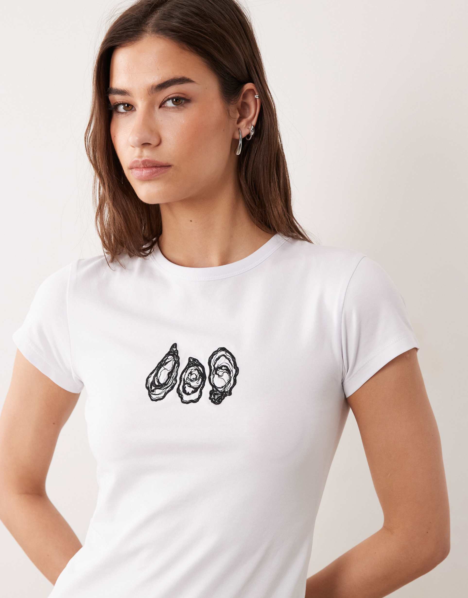 asos design oyster embroidery baby tee in white