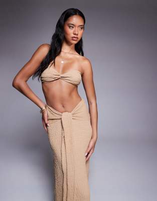 ASOS DESIGN - Ozzy - Trägerloses Strand-Top in Creme mit Strukturmuster und Zierknoten vorne-Weiß