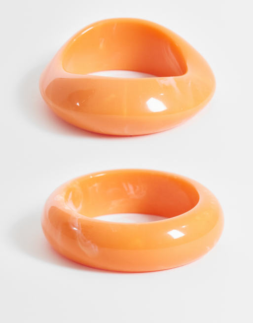 ASOS DESIGN - Pack de 2 pulseras color coral rígidas de resina