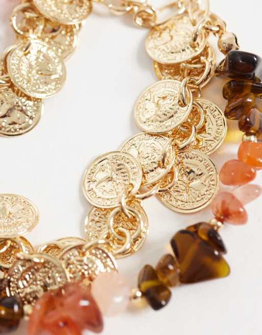 ASOS DESIGN - Pack de 2 pulseras doradas con monedas y fragmentos de ámbar sintético, 3 de 3