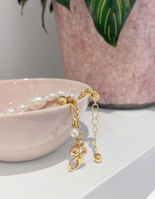 ASOS DESIGN pack of 2 bracelets in pearl and curb chain in gold tone, 2 of 4