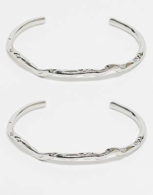 pack of 2 cuff bracelets with molten texture in silver tone