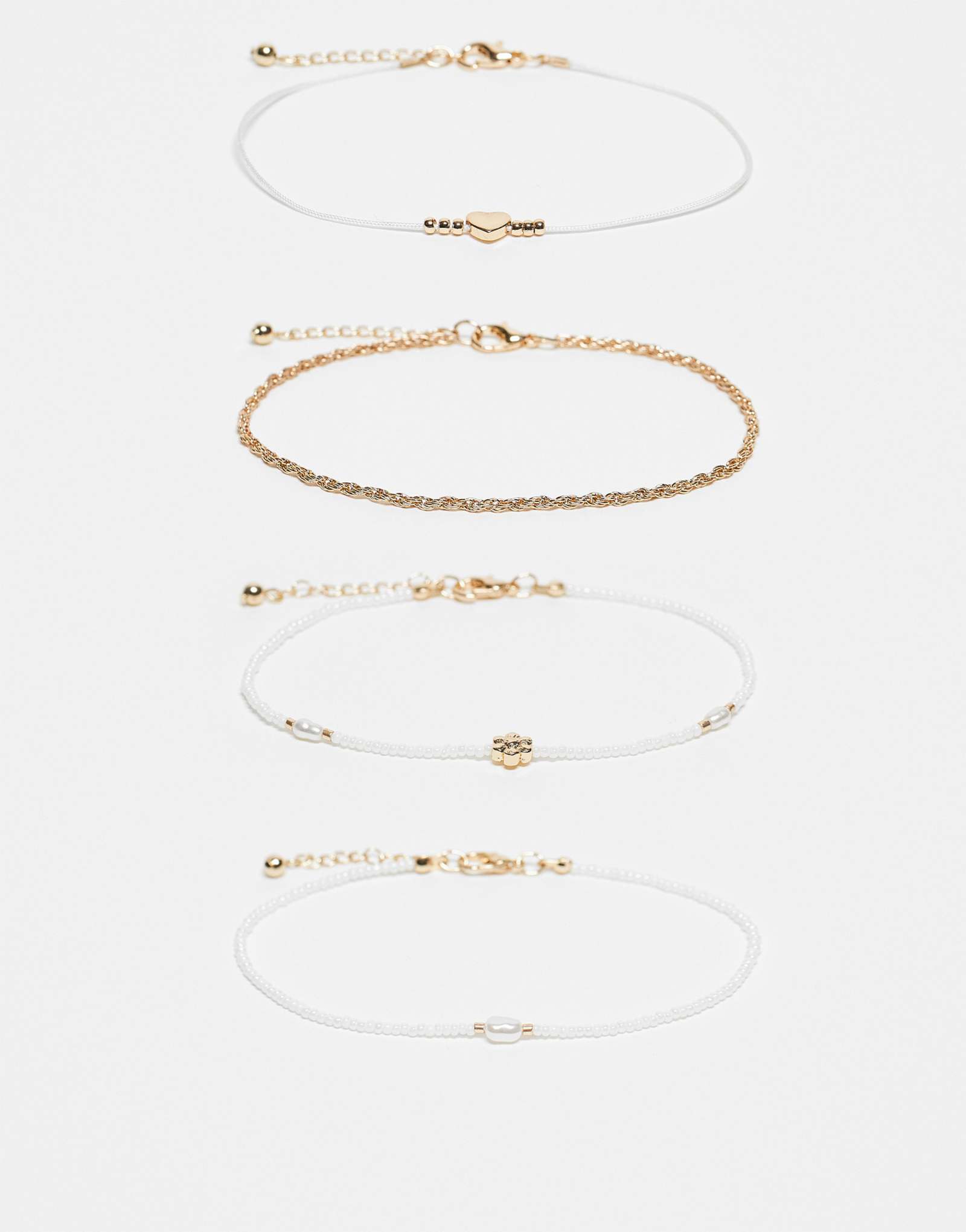 ДИЗАЙНЕРСКИЙ набор ASOS из 4 ножных браслетов с белыми бусинами, искусственным жемчугом и золотистым сердечком-шармом