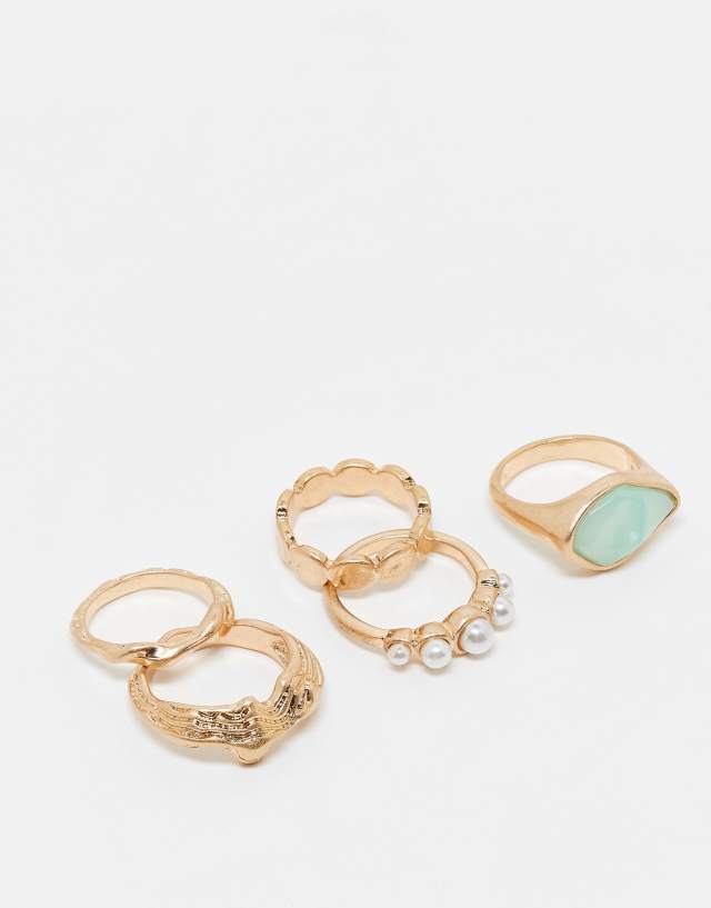 ASOS DESIGN - pack of 5 rings with faux pearl and semi precious style stone design