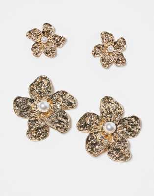 pack of floral earrings with floral cuff in gold tone