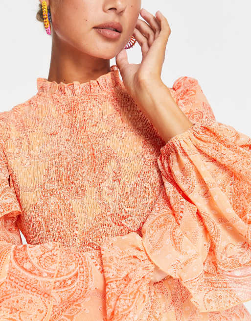 ASOS DESIGN – Paisleymönstrad, plisserad, smockad maxiklänning med hög krage och volangkant, 3 av 4