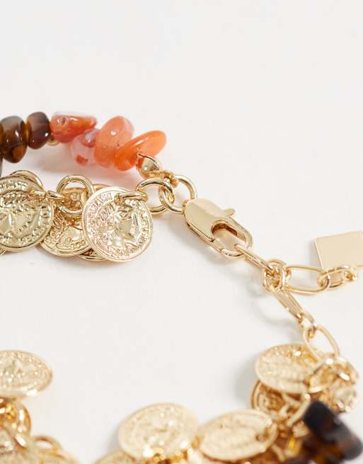 ASOS DESIGN - Pakke med 2 guldfarvede armbånd med imiterede ravsten og møntdetaljer, 2 af 3