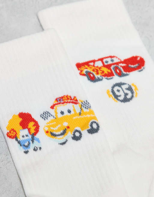 ASOS DESIGN - Pakke med 2 par råhvide sokker med Disney Cars-brodering, 2 af 3