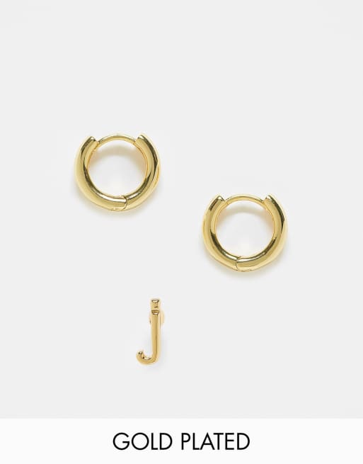 ASOS DESIGN - Pakke med 2 øreringe med huggie-design og J-initial samt belægning i 14 karat guld