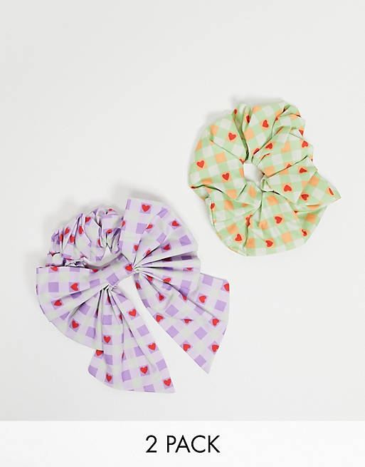 ASOS DESIGN - Pakke med 2 scrunchies og hårsløjfe i gingham-tern med hjerteprint