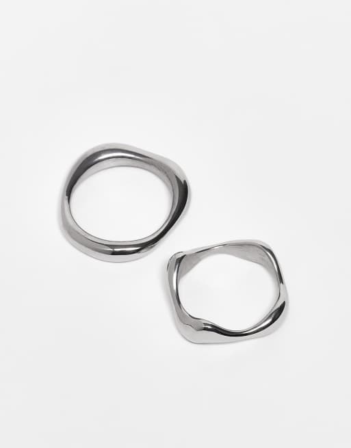 ASOS DESIGN - Pakke med 2 sølvfarvede ringe i vandafvisende rustfrit stål med smeltet bånd  , 2 af 3