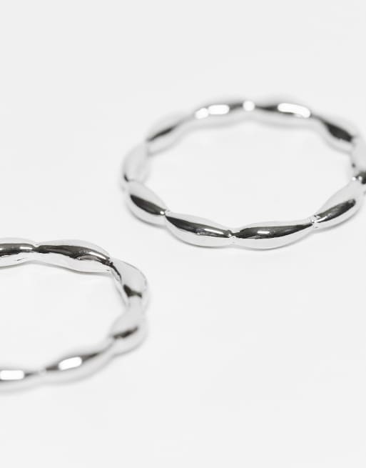 ASOS DESIGN - Pakke med 2 smalle sølvfarvede ringe med smeltet design  , 2 af 3