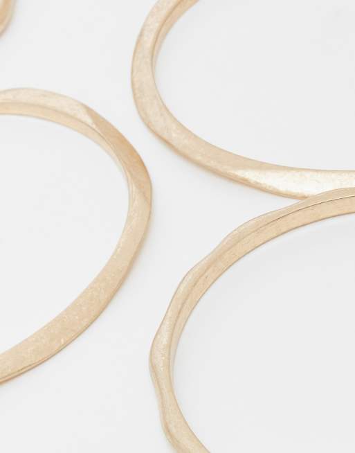 ASOS DESIGN - Pakke med 4 armbånd med smeltet design i børstet guld, 2 af 3