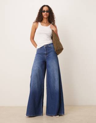 ASOS DESIGN - Palazzo-Jeans in Mittelblau mit weitem Bein