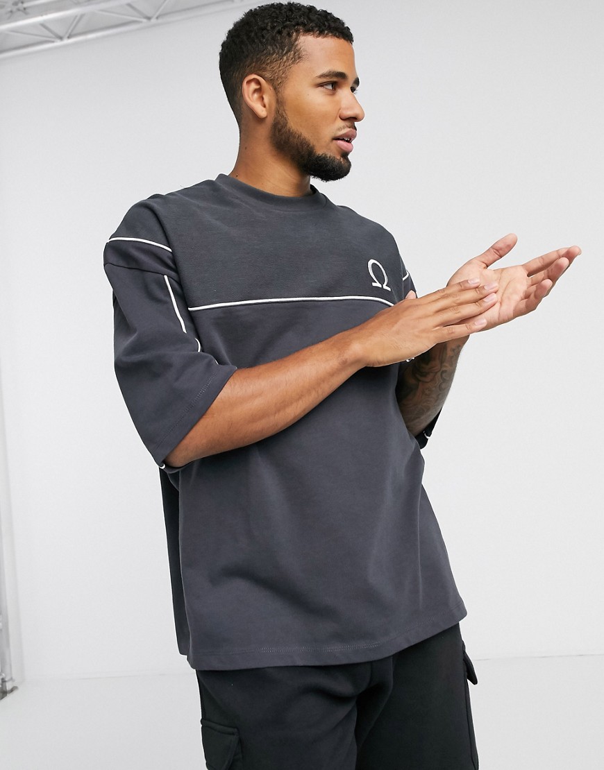 ASOS DESIGN – Panelsydd broderad t-shirt i oversize och kraftigt tyg med kontrasterande kantband-Grå