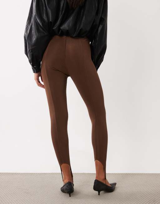 ASOS DESIGN pantalon ajusté à détails de coutures avec étriers couleur chocolat, 5 de 5