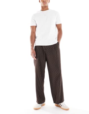 ASOS DESIGN - Pantalon ample à pinces et fines rayures - Marron