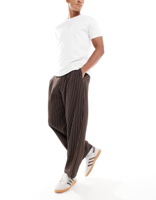 ASOS DESIGN - Pantalon ample à pinces et fines rayures - Marron  , 3 de 5